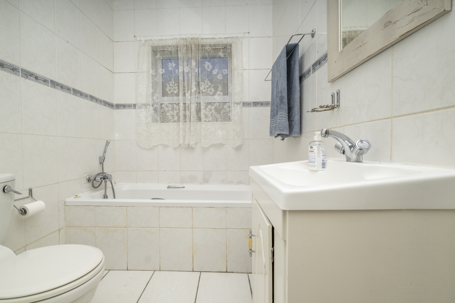 4 Bedroom Property for Sale in Uitzicht Western Cape